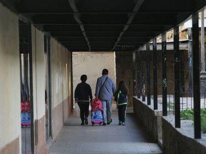 Una familia camina por el barrio de San Cristóbal, en el distrito de Villaverde.