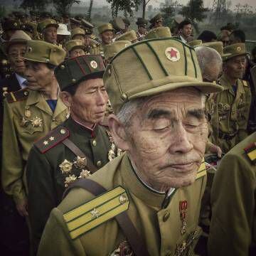 Veteranos norcoreanos en un cementerio militar de Pyongyang.