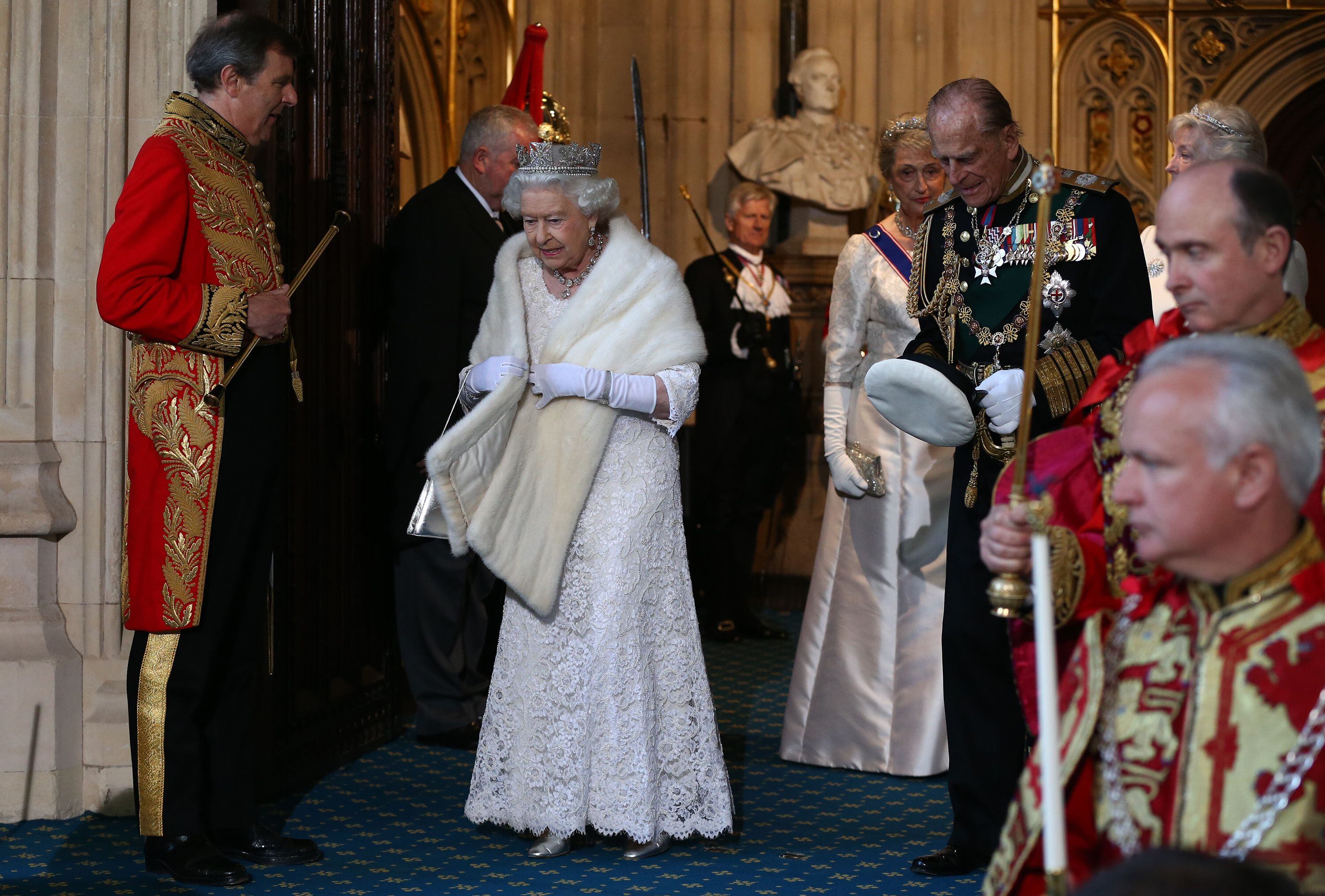 A la izquierda de la imagen, el duque de Norfolk, acompañado de la reina Isabel II y el duque de Edimburgo, el 27 de mayo de 2015 en Londres. 