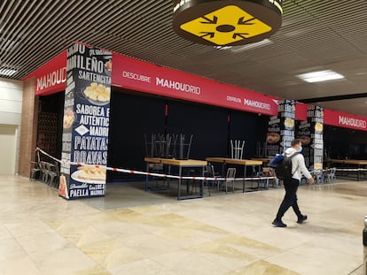 Un local cerrado en el aeropuerto de Madrid-Barajas.