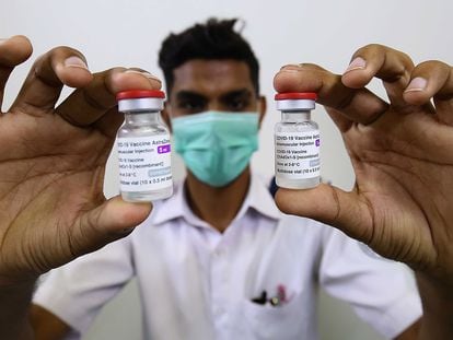Un enfermero muestra viales de la vacuna AstraZeneca recibidas a través del mecanismo Covax para la segunda fase de la campaña de vacunación contra el coronavirus en Pakistán.