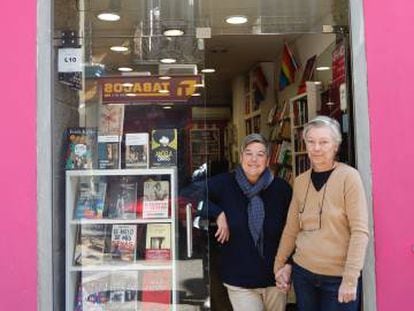 Mili Hernández (izquierda) y Mar de Griñó, propietarias de Berkana, ayer a la puerta de su librería.