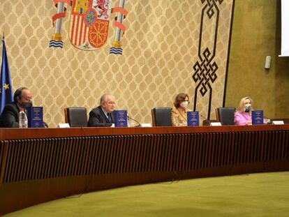 En la foto, de izquierda a derecha, el secretario general del TC y coordinador de los Comentarios, Andrés Gutiérrez; el presidente del TC y dierctor de la obra, Juan José González Rivas; la vicepresidenta primera del Gobierno, Carmen Calvo; y la presidenta de la Fundación Wolters Kluwer, Cristina Sancho.