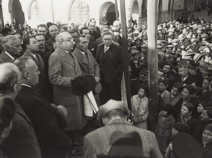 Francesc Macià, de perfil y primero por la izquierda, y Manuel Azaña, con sombrero en la mano, en Girona.