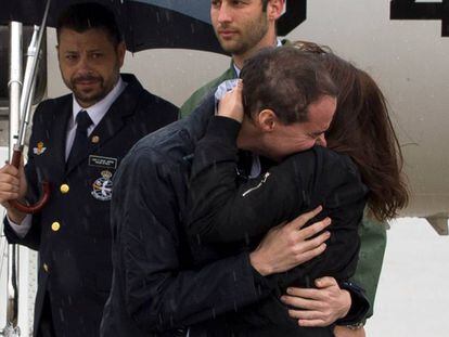 Antonio Pampliega, uno de los periodistas liberados el pasado 8 de mayo, se abraza a un familiar a su llegada al aeropuerto de Madrid-Barajas. 