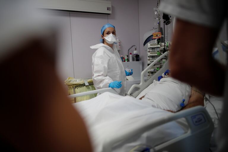 Health personnel at the ICU of the Ambroise Paré Clinic in Neuilly-sur-Seine, near Paris, this Thursday.