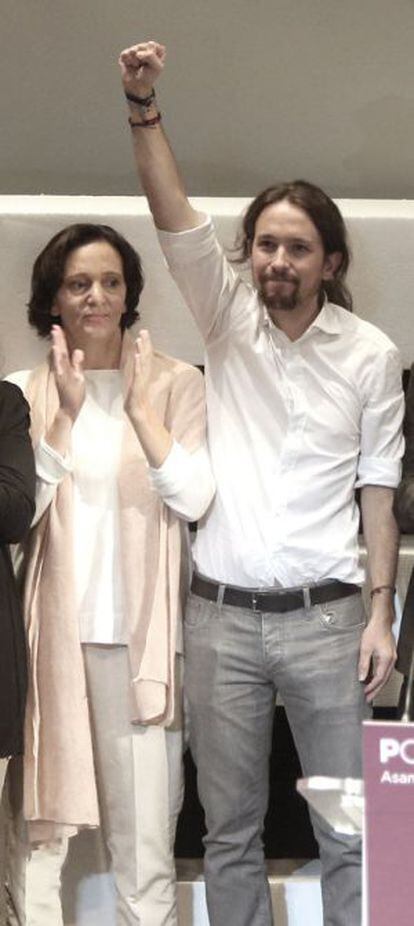 Carolina Bescansa junto a Pablo Iglesias. 