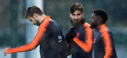 Piqué, Gomes y Umtiti, en una sesión de esta semana.