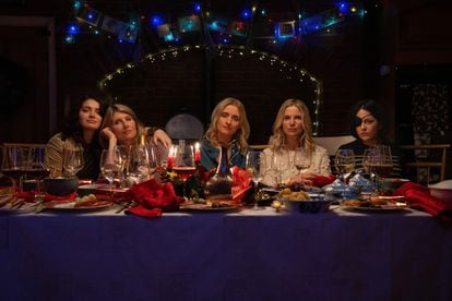 Eve Hewson, Sharon Horgan, Anne-Marie Duff, Eva Birthistle y Sarah Greene, las cinco hermanas de 'Hermanas hasta la muerte'.