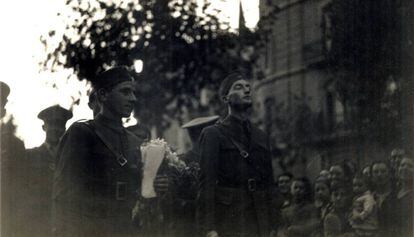 Miembros de las Brigadas Internacionales, desfilando por la Avenida 14 de Abril (actual Diagonal) en Barcelona, el 28 de octubre de 1938.