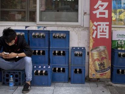 Un trabajador junto a cajas de cerveza en Pek&iacute;n, China, uno de los mercados donde la nueva empresa podr&iacute;a afrontar problemas regulatorios.