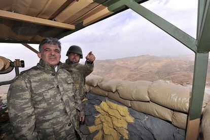 El presidente de Turquía, Abdulá Gül, visita a las tropas turcas estacionadas en Hakkari, el pasado 15 de octubre.