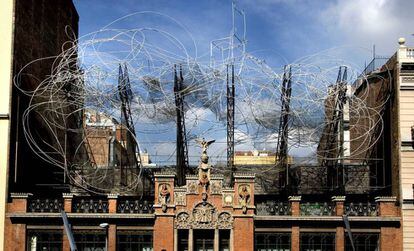 L'escultura 'Núvol i Cadira', de Tàpies, que corona l'edifici de la Fundació Tàpies al carrer d' Aragó de Barcelona.