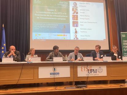 Representantes de las operadoras de telecomunicación y de empresas tecnológicas en el foro de Gobernanza del internet este lunes en la Universidad Complutense de Madrid.