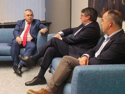Desde la izquierda, Iratxe García, Santos Cerdán, Carles Puigdemont y Jordi Turull, el lunes 30 de octubre en el Parlamento Europeo, en una imagen del partido socialista.