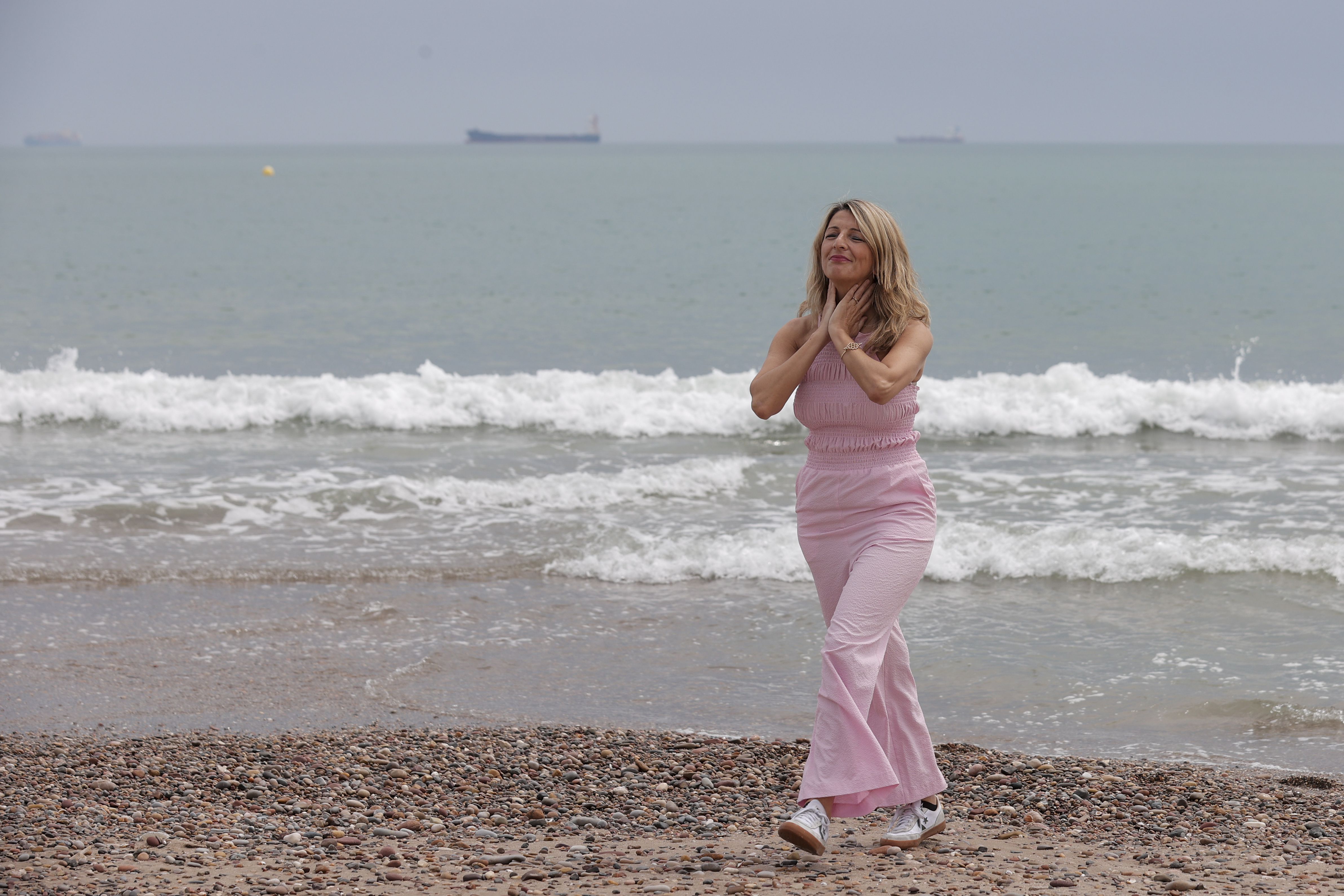 La vicepresidenta segunda del Gobierno y líder de Sumar, Yolanda Díaz, este jueves en una playa de Valencia.