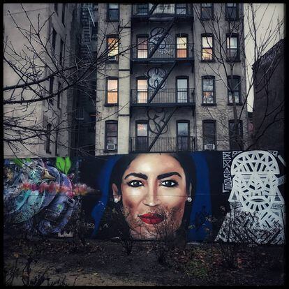 Mural con la imagen de Alexandria Ocasio-Cortez en Nueva York.