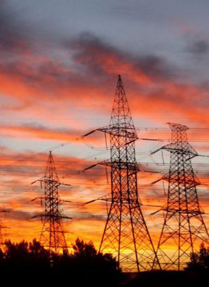 Puesta de sol tras las torres eléctricas