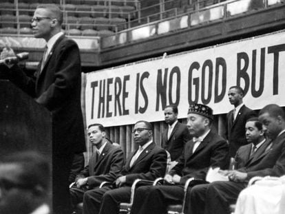 El activista por los derechos civiles Malcolm X durante un discurso en una conferencia de la Nación del Islam, en Chicago, en 1961. En vídeo, tráiler del documental.