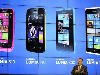 El Ceo de Nokia, Stephen Elop, durante la presentación de los nuevos terminales en el Mobile World Congress de Barcelona
