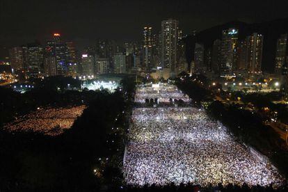 Decenas de miles de personas participan en una vigilia con velas en el Victoria Park de Hong Kong. Cientos de manifestantes en favor de la democracia murieron víctimas de la represión militar el 4 de junio de 1989.