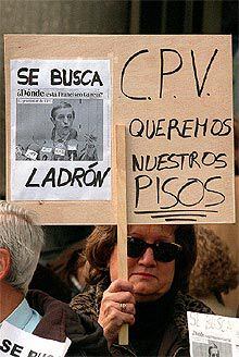 Una mujer afectada por el <I>caso CPV</i> portaba una pancarta contra el director general de la promotora.