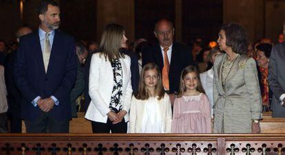 Don Felipe y doña Letizia, sus hijas, la princesa Leonor y la infanta Sofía, y doña Sofía, al inocio hoy de la misa del Domingo de Resurrección.