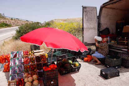 Los datos, para mediados de junio, son de vértigo. El lunes, la localidad cordobesa de Montoro, que ostenta el récord de la temperatura más alta jamás registrada en España ―47,4°, el 16 de agosto de 2021―, se quedó a una décima de los 43°, que sí se alcanzaron el domingo en Almadén (Ciudad Real) y Andújar (Jaén). En la imagen, un vendedor de frutas y verduras bebe agua para refrescarse, bajo un fuerte sol, en Ardales (Málaga).