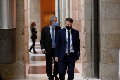 Miguel Ángel Rodríguez (izquierda), jefe de Gabinete de la presidenta de la Comunidad de Madrid, e Iván Redondo, director del Gabinete del presidente del Gobierno, se dirigen a la rueda de prensa de Isabel Díaz Ayuso y Pedro Sánchez tras la reunión celebrada en la sede del Gobierno regional.