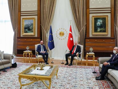Desde la izquierda, la presidenta de la Comisión Europea, Ursula von der Leyen;  el presidente del Consejo Europeo, Charles Michel; el presidente de Turquía, Recep Tayyip Erdogan y el ministro de Exteriores turco, Mevlüt Çavuşoğlu, en Ankara el martes.