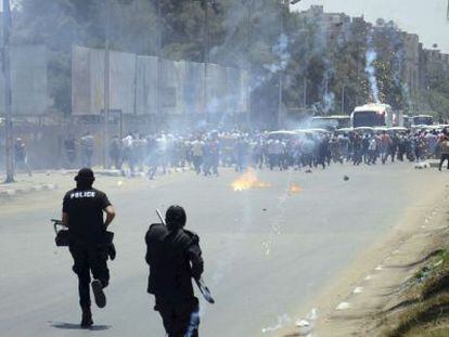 Enfrentamientos entre manifestantes y polic&iacute;a en El Cairo en el primer aniversario del golpe contra Morsi.