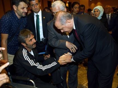 Erdogan da la mano a uno de los heridos en la asonada, durante una ceremonia en honor a los civiles muertos y lesionados en el fallido golpe de Estado, este viernes.