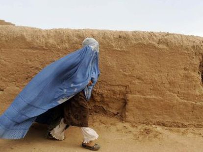Una mujer afgana, vestida con un 'burka', en la ciudad de Herat.