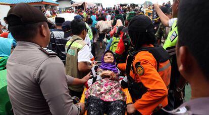Una mujer es evacuada este miércoles en la isla de Sebesi tras el tsunami. 