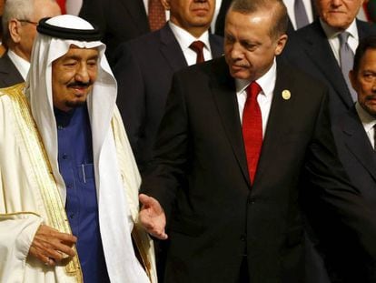 El presidente turco Erdogan (derecha), junto al rey saudí Salman, en una cumbre de la Organización para a Cooperación Islámica, en abril de 2016 en Estambul. En vídeo, Erdogan afirma que el asesinato de Khashoggi fue planificado.