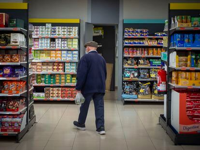 Un hombre hace la compra en un supermercado de Madrid este miércoles.