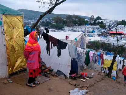 Una mujer, fuera del perímetro del campo de refugiados de Moria, en la isla griega de Lesbos, el 11 de marzo.