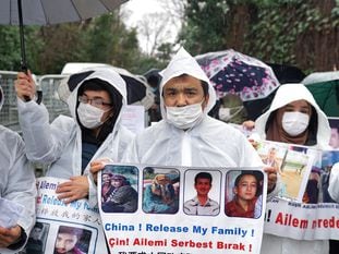 Manifestantes uigures sostienen pancartas con las fotografías de sus familiares desaparecidos en China a las puertas del consulado chino en Estambul el pasado 27 de enero.