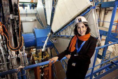 Fabiola Gianotti junto al detector Atlas del acelerador LHC, en el CERN.