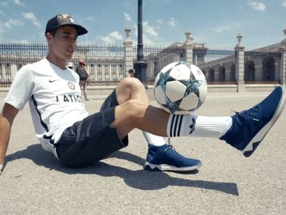 Javier Sanz sostiene un balón de fútbol sobre su pierna en el Palacio Real de Madrid.