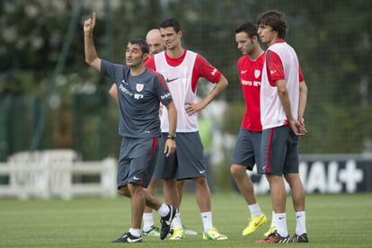 Valverde, a la izquierda, da unas instrucciones en el entrenamiento de Lezama.