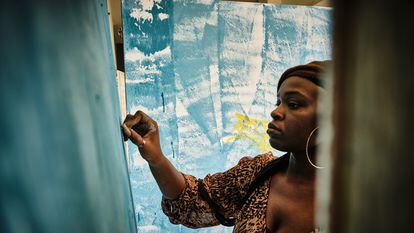 Dieynaba Sidibé (conocida como Zeinixx), grafitera de Senegal, poeta y activista política.