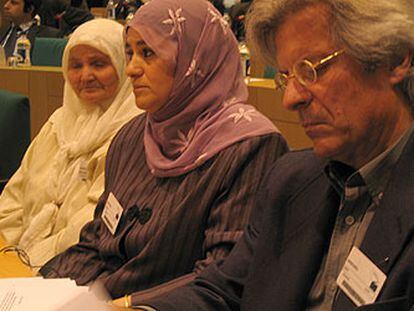 La madre y la hermana del español preso en Guantánamo, con el abogado Javier Nart, en el Parlamento Europeo.