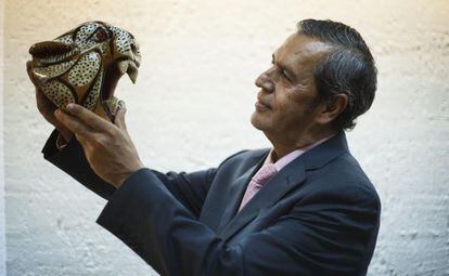Ortega, gobernador de Guerrero y apodado de joven 'El Tigre', sostiene una figura en su despacho. SAÚL RUIZ