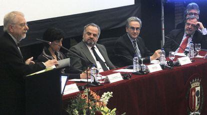 William Baker, en primer término, en un momento de su conferencia, junto a Margarita Alfaro, Ignacio Polanco, José María Sanz, Juan Luis Cebrián y Joaquín Estefanía.