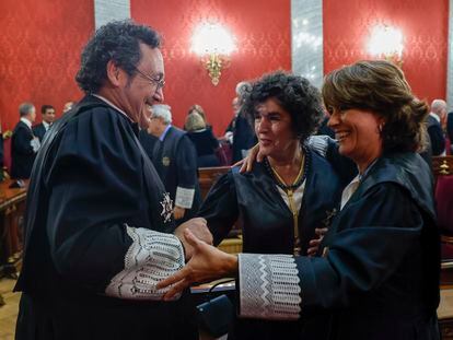 El fiscal general del Estado, Álvaro García Ortiz, con su predecesora, Dolores Delgado, y la teniente fiscal del Supremo, María Ángeles Sánchez Conde, tras su toma de posesión en septiembre de 2022.