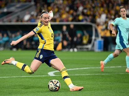 Kosovare Asllani remata a portería para marcar el segundo gol de Suecia ante Australia en el partido por el tercer puesto en el Mundial de fútbol.
