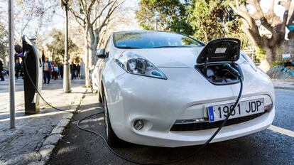 Coche eléctrico cargando.