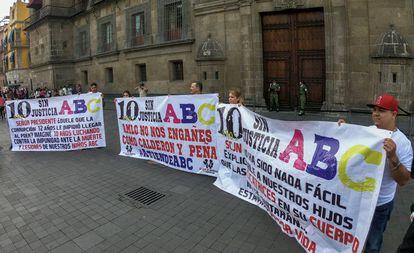 Familiares de la víctimas de la guardería ABC, en Palacio Nacional este miércoles.