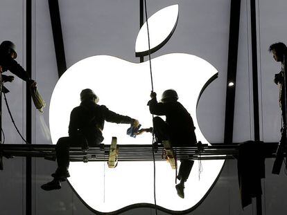 Los trabajadores ultiman los trabajos de un nuevo establecimiento de Apple en China.